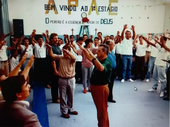 Recuperandos e voluntários em atividade na APAC